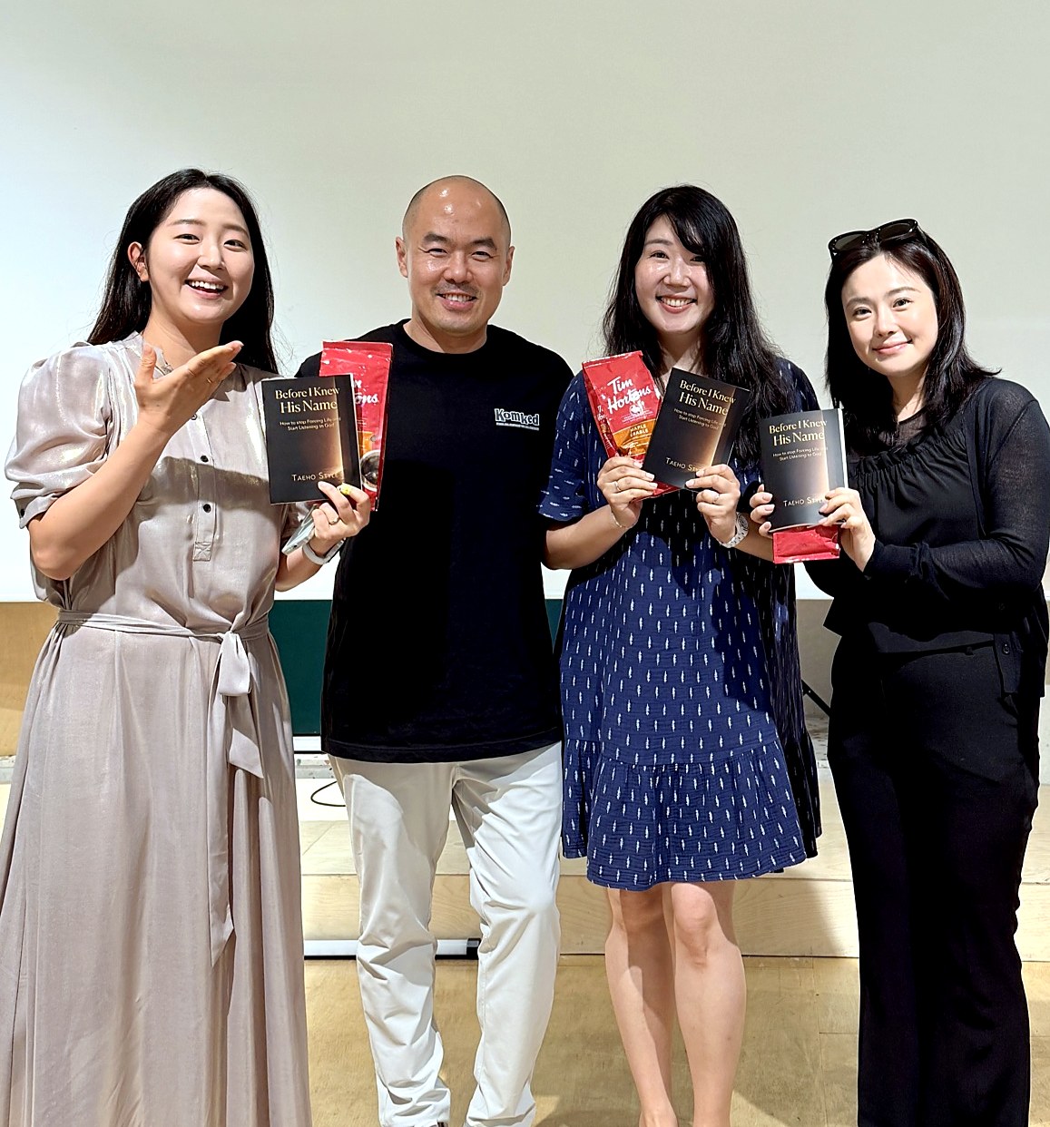Readers holding Taeho Style books